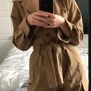 Jumpsuit - Kamelfärgad jumpsuit från hm i storlek 34. Jätte ball och bekväm. Jag är 163 cm och den är precis så den inte är för lång för mig men den går att vika upp i benen. Pm för fler bilder❣️