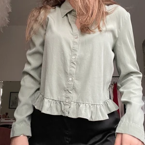 Zara topp/skjorta - Säljer denna pga att den används inte längre. Storlek 34 från zara! Jättesöt. Budgivning om fler är intresserade.❤️
