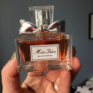 Miss Dior parfym - Fin doft som tyvärr inte passar mig. Endast en liten mängd använd (se bild) 