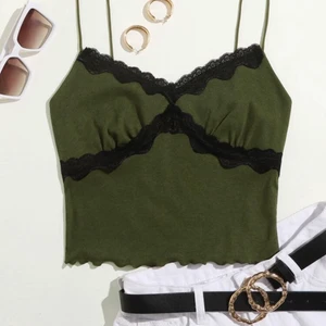 Snygg, grön topp - Helt oanvänd, armégrön magtröja. Säljer pga lite stor i storleken. Det är storlek 36 / S men skulle passa bättre M eller nån med större bröst. Endast testad