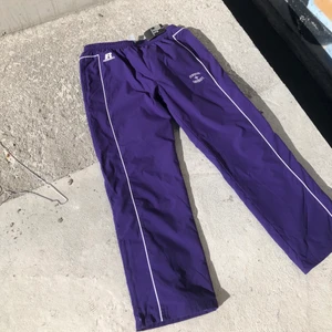 RUSSEL ATHLETIC TRACK PANTS!! 🌱🌱 - Säljer dessa riktigt snygga track pantsen från Russell Athletic från Furman university i Greenville, South Carolina. Byxorna har aldrig använts och tagsen är kvar. Riktigt snygga detaljer på byxorna. Byxorna är Xl men passar något mindre, snygga oversized också. Tveka inte att höra av dig om du undrar något! 🌱🏈👖