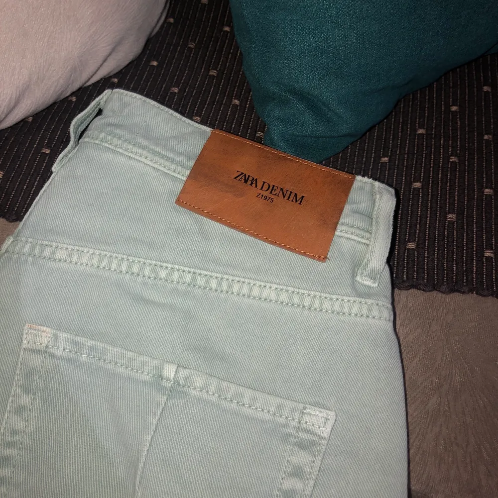 Raka, långa, havsgröna zara jeans i storlek 40. Helt oanvända då de va för små för mig. Köptes för 399. Mötas i Borås, annars står köparen för frantkostnaden.. Jeans & Byxor.