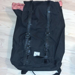 Herschel Ryggsäck Svart - Svart utanpå och rosa inuti. 