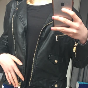 Skinnjacka - Säljer nu denna skitsnygga skinnjackan då den tyvärr inte är min stil. Den är helt oanvänd och lapparna sitter kvar, köpt från H&M för 350! Det står att det är strl 38 men jag brukar ha 34/36 i jackor så den är lite mindre. Skriv privat för fler bilder! 