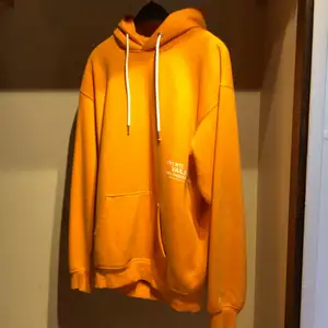 Clean orange hoodie från carlings. Mjukt och tjockt tyg. Storlek M | Hör av er om ni har frågor!