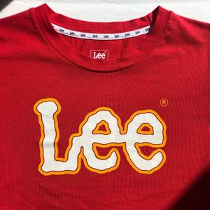 Röd Lee t-shirt med Lee tryck, jätte fin och sällan använd , ett litet hål på högra axeln i sömmen men det går lätt att laga, Storlek S