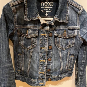 Jacka NeXT  - Cool jacka från next, den är väldigt small. Så jag skulle rekommendera till någon som är xxs. 