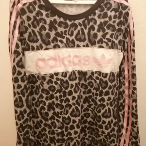 Snygg Adidas tröja  - Snygg tunnare Adidas tröja stl S men funkar på en M också 