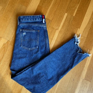 Tommy Hilfiger Jeans  - Säljer dessa superfina Tommy Hilfiger Jeans, då de tyvärr blivit för små för mig. De har slits nertill och har en superfin passform! Köpta för 1199 kr, men säljes för 399 kr. Pris kan diskuteras! 