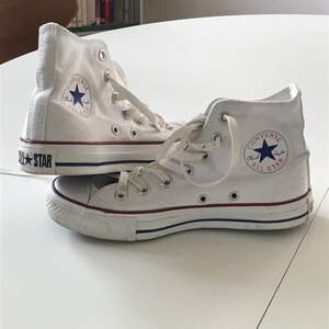 Converse All Star Canvas Hi Optical White är den perfekta vår- och sommarskon.  Klassisk skomodell som bör finnas i varje individs garderob. Skornas stilrena och klassiska design passar utmärkt att bära till alla olika tillfällen och fungerar perfekt till ett par jeans. Dessa är endast använda ett par gånger så i bra skick. Storlek 37. Fler bilder kan ordnas vid intresse. Köp direkt för 275 kr eller lägg bud från 200 kr.  Porto tillkommer med 66 kr spårbart. Första budet på 200 kr är lagt. 🥰