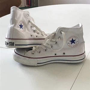 Converse All Star Hi höga Vita stl 37 - Converse All Star Canvas Hi Optical White är den perfekta vår- och sommarskon.  Klassisk skomodell som bör finnas i varje individs garderob. Skornas stilrena och klassiska design passar utmärkt att bära till alla olika tillfällen och fungerar perfekt till ett par jeans. Dessa är endast använda ett par gånger så i bra skick. Storlek 37. Fler bilder kan ordnas vid intresse. Köp direkt för 275 kr eller lägg bud från 200 kr.  Porto tillkommer med 66 kr spårbart. Första budet på 200 kr är lagt. 🥰