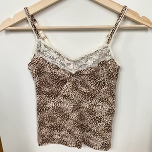 Leopard linne  - Storlek: S/XS. Plaggets längd 33cm, 29cm bredd. Betalningsmetod: Swish. Frakt tillkommer postnord blå påse 45kr