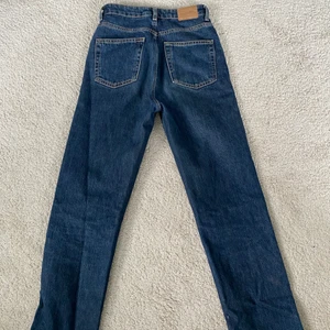 Weekday jeans  - Jag säljer fina fina jeans från weekday i färgen och modellen ”Row win blue”.💙 Dom sitter sjukt snyggt både kring benen och rumpan. Dom är inköpta för ca 2 år sedan men är snålt använda så dom är i väldigt bra skick. Nypris 500 kr säljer för 120 kr. Frakt ingår ej. Kontakta mig privat för mer info💞💞💞