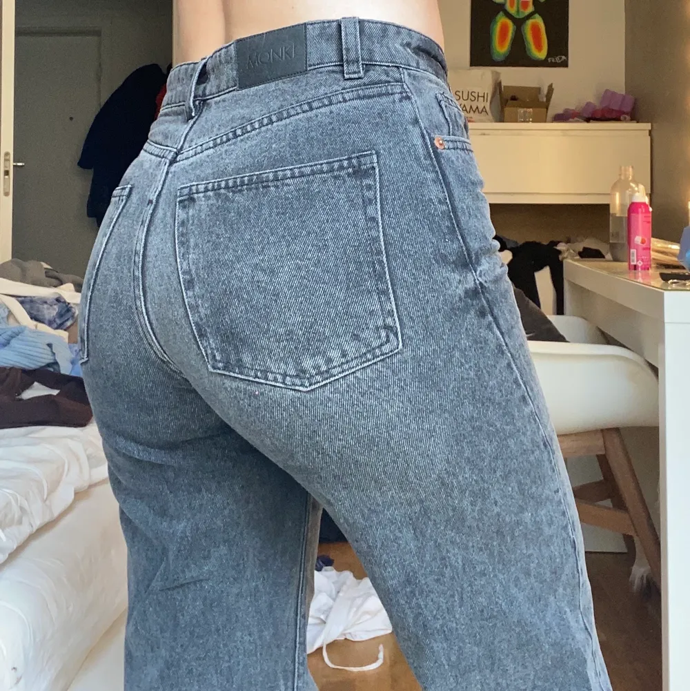 Snygga jeans från Monki i modellen Yoko. Sitter tajt i midjan och runt rumpan men vida i benen. Används inte längre. Köpta i storlek 36 (27 i midjan). Jeans & Byxor.