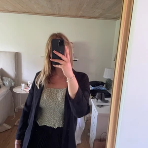 Tunn kavaj - En kavaj i tunnare tyg som är perfekt varma sommardagar. Storlek M. 200 kr inklusive frakt! :)