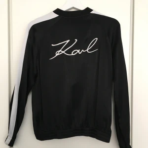 Bomber jacket  - Karl Signature bombarjacka. Mycket gott skick, knappt använd. Stl S men passar en M.  Nypris: 2500 SEK