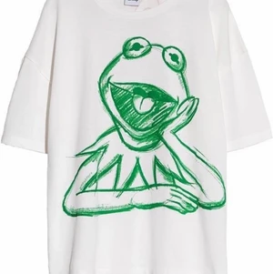 Zara T-shirt  - En fin oversized T-shirt från zara finns tryck på ryggen också❤️