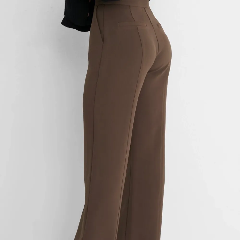 Säljer mina älskade bruna kostymbyxor som är helt slut sålda på hemsidan! Perfekt längd för den som är 165 men också längre. . Kostymer.