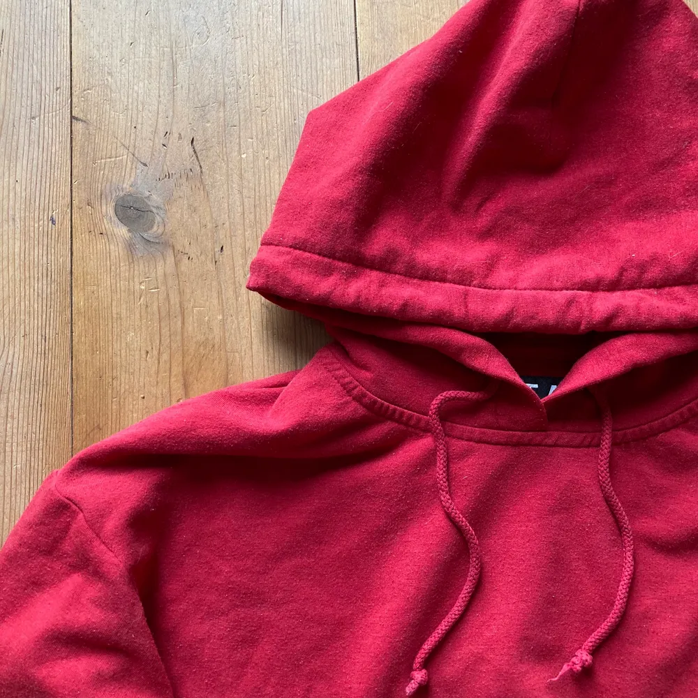 Hejhej, säljer min supermysiga röd hoodie som tyvärr inte passar mig längre, den är i väldigt fint skick. Skicka ett meddelande vid intresse eller om du vill se fler bilder eller undrar något. . Tröjor & Koftor.