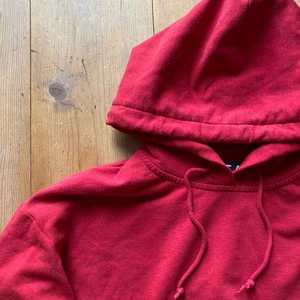 Röd hoodie - Hejhej, säljer min supermysiga röd hoodie som tyvärr inte passar mig längre, den är i väldigt fint skick. Skicka ett meddelande vid intresse eller om du vill se fler bilder eller undrar något. 