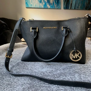 Michael Kors Väska - Hej, säljer min multifunktionella Michael Kors väska. Inköpt i New York 2015. Använd fåtal gånger. Nypris 3200:-. Går att ha som crossbody och hålla i handtag. Går enkelt att ändra form på väskan plus att den har många fack. Snygga deltajer. Lite slitage men i övrigt använd väldigt sparsamt! 