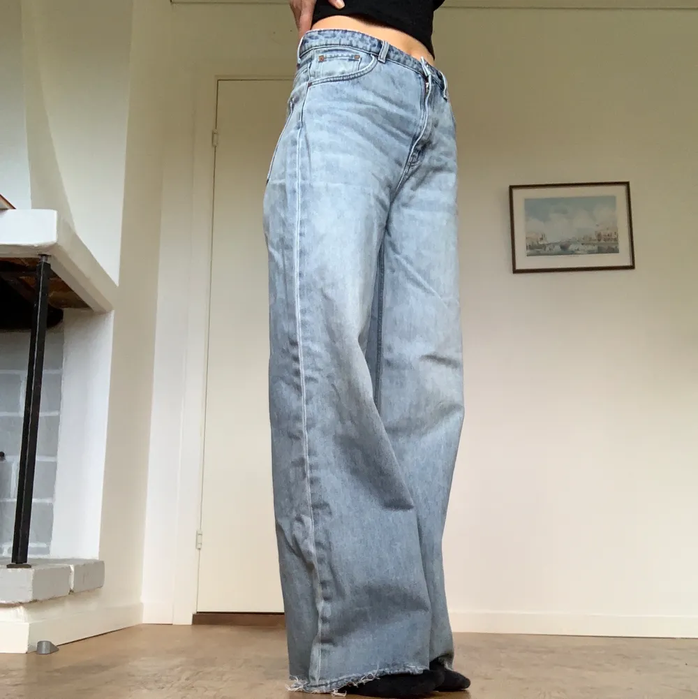 Weekday jeans i modellen ace, färg ”Ace san fran blue”. Väldigt slitna nertill i bak, men bra skick i övrigt☀️ Jag på bilden är 1.76. Jeans & Byxor.