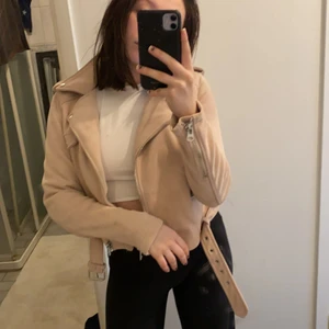 Rosa jacka  - En ljusrosa jacka som påminner om skinnjackor men detta är i ett mjukare material. Jackan i sig är väldigt redig och känns som bra kvalitet. Den kommer från märket pimkle. 