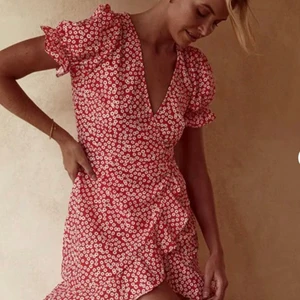 Chiquelle Klänning - Bilder från hemsidan!! Köpte förra sommaren för 499, använd ca 3 ggr. 