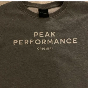 Peak performance tröja  - lade ut denna för ett tag sedan med ett högre pris🥰 sänker denna till 199 kr istället. Storlek 170 och i bra skick!
