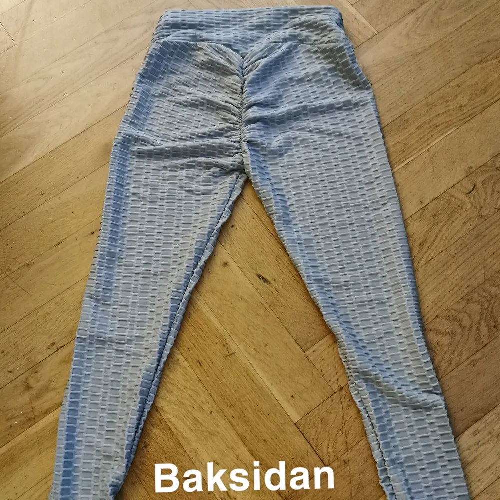 Jag beställde ett par tiktok leggings men fick hem fel färg, istället för att lösa det med kundtjänst och hela den processen väljer jag att sälja dom bara ❤️. Jeans & Byxor.