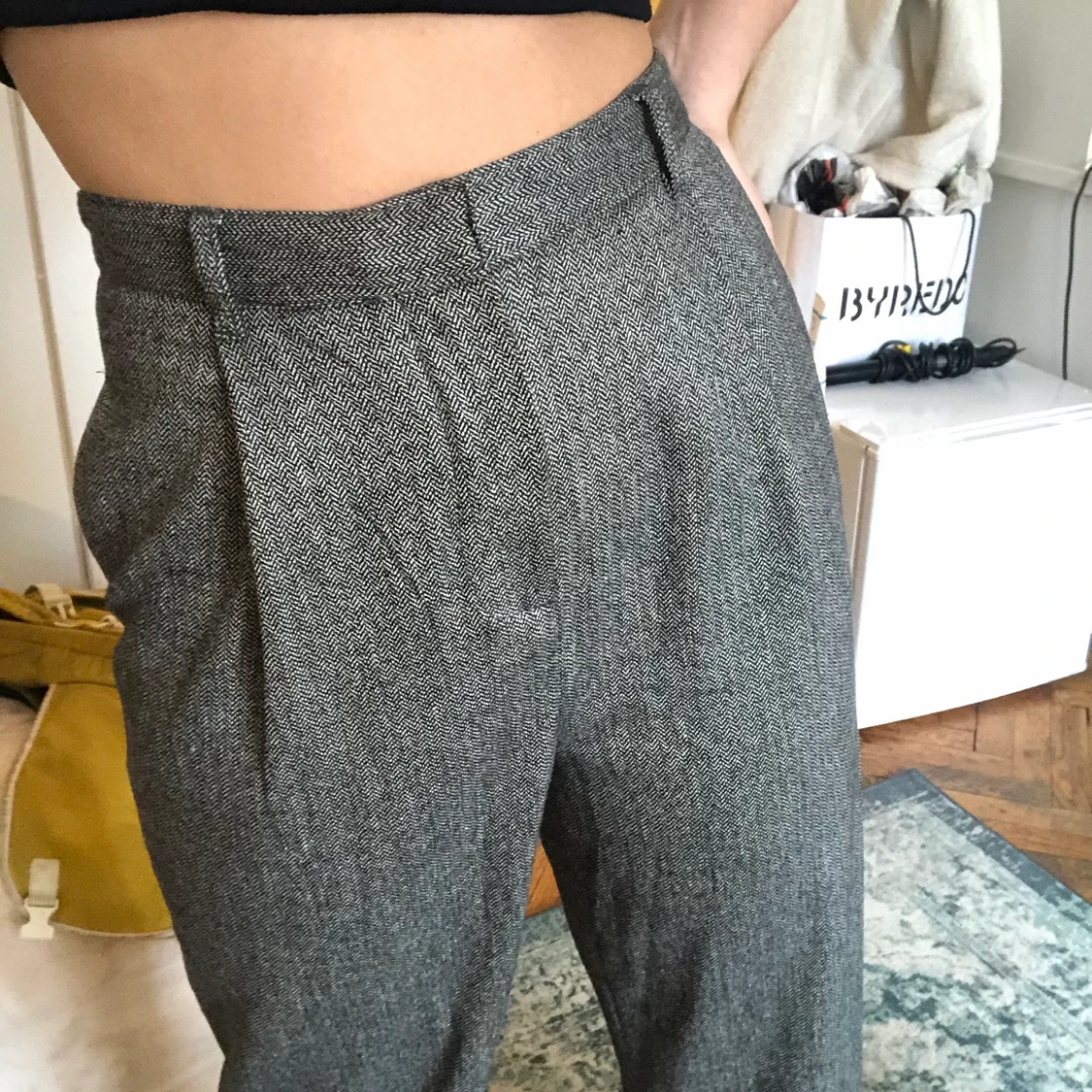 Gråa högmidjade kostymbyxor 