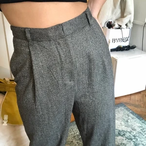 Gråa högmidjade kostymbyxor  - Högmidjade byxor med framfickor. Aldrig använda. Croppade på mig (175) och veckade framtill. 