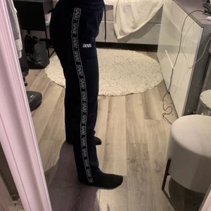 Svea byxor - Svea byxor med polyester material, sitter perfekt på mig som är 1,64 cm💜