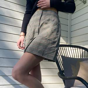 Säljer denna coola rutiga kjol från MANGO. Den är i storlek M/L. Den har fickor i fram och dragkedja på sidan för justera storleken. 🌟