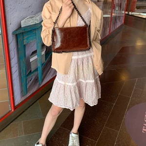 clutche bag - En clutche väska i äkta läder kort o lång rem ord pris 1299kr.  Nu pris 599kr aldrig använt 🧡💓