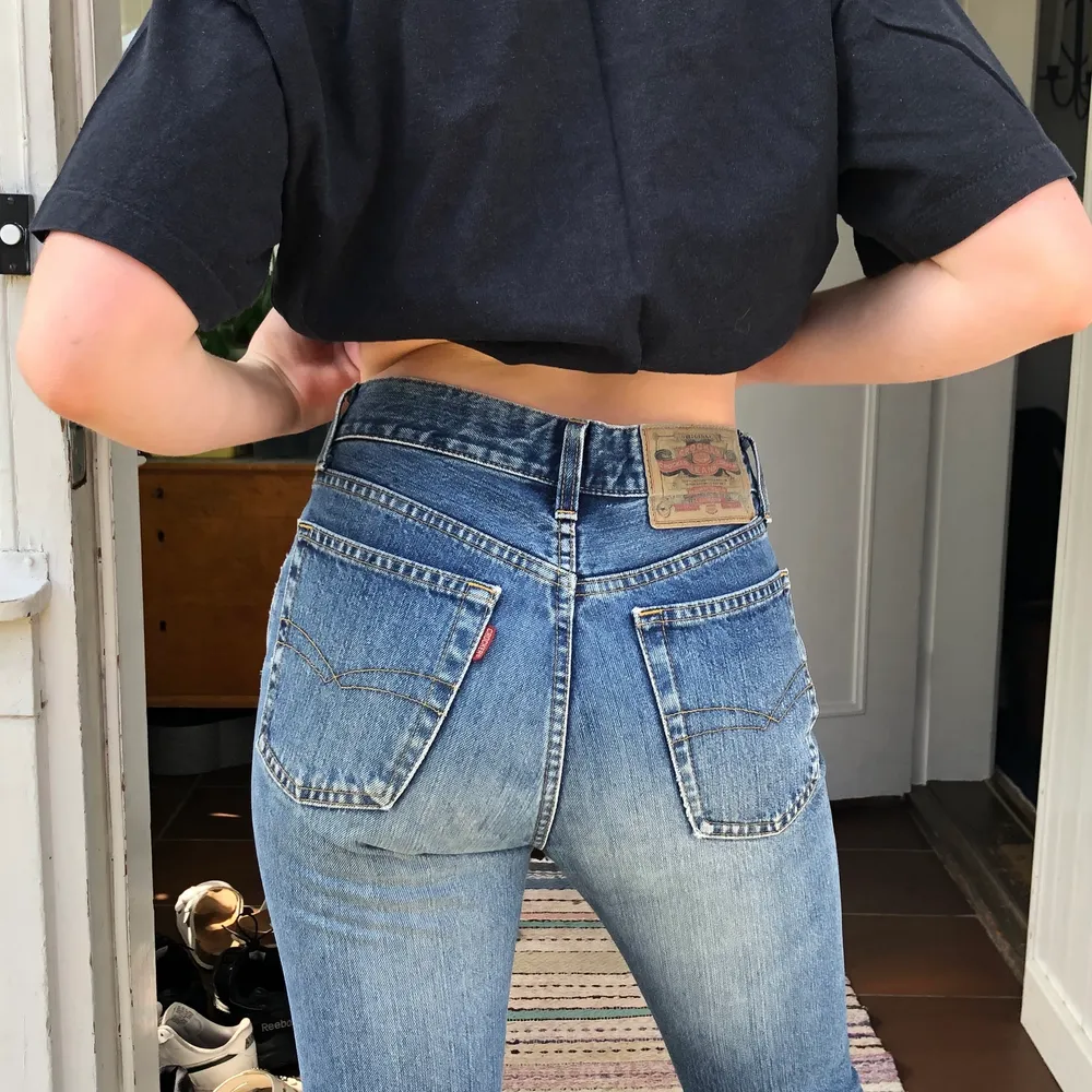 Raka vintage jeans från crocker med midwaist. Skicket är superbra. Storleken står inte på jeansen men modellen på bilden är 165 cm och brukar ha w25 eller w26. Midjemåttet är 72 cm! Frakten är 66kr 🤍🤍. Jeans & Byxor.