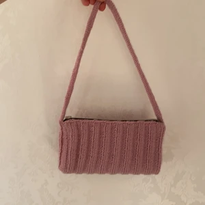 Rosa väska - Rosa väska jag fick i present av en kompis som sytt själv, används ej så säljs nu, jättefint skick 