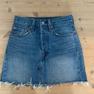 Levi’s  - En väldigt gullig mörkblå kjol från Levis i storleken 24 i midjan☺️ Har använt den få gånger men den ser fortfarande som ny ut😍 Såljer för den icke passar längre😫 om det är något du vill veta mer är det bara att höra av dig🥰