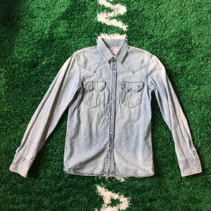 Levis denim shirt light blue - Size: Small (fits like Medium). Condition 7/10. 350 sek / 35 €. Buyer pays the shipping cost. For more information please go visit @xhibitshop on instagram.