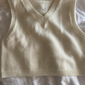 Stickad väst  - Super fin stickad väst, köpt av en annan tjej här på Plick, hon hade aldrig använt den och jag har bara använder den vid ett tillfälle så den är som ny, vet dock inte var den är från då lappen är bort klickat, men super bra skick och kvalite passar xs-m⭐️ jätte snygga att bara ha till en kjol på sommarn eller över en skjorta på hösten. Vid snabb affär kan jag sänka mitt pris