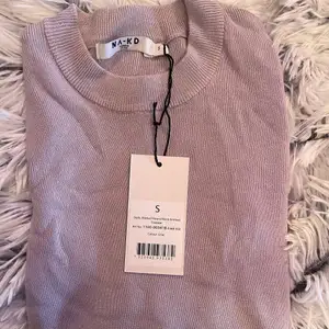 Säljer en helt ny tröja från NA-KD i strl S