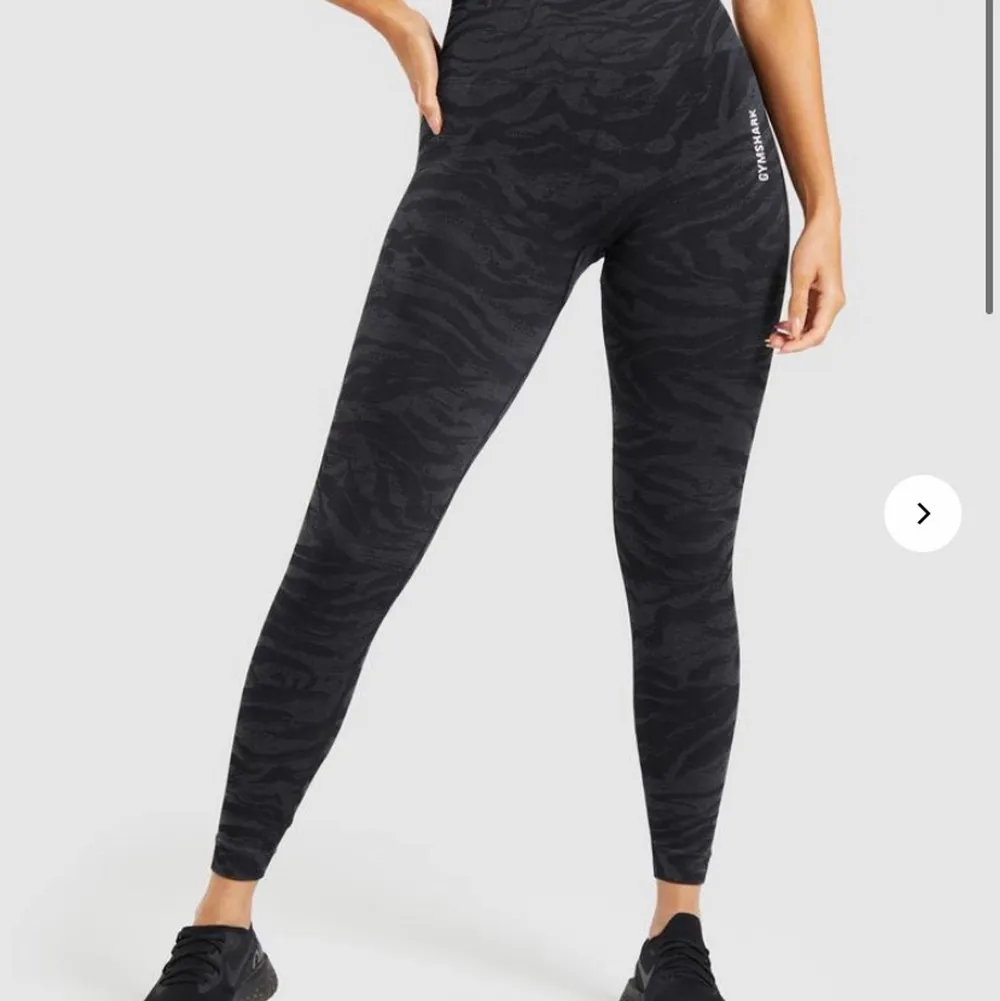 Säljer mina absolut favorit tights från gymshark på grund av att schrunen i bak sprack! Går att fixa om man orkar sy☺️ helt slutsålda på hemsidan, storlek s, nypris 650kr! Kom med bud💕. Övrigt.