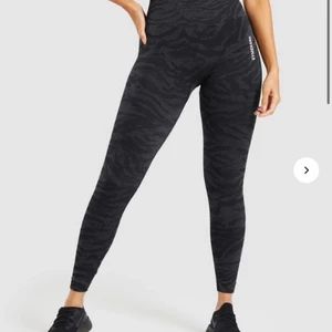 Gymshark tights  - Säljer mina absolut favorit tights från gymshark på grund av att schrunen i bak sprack! Går att fixa om man orkar sy☺️ helt slutsålda på hemsidan, storlek s, nypris 650kr! Kom med bud💕
