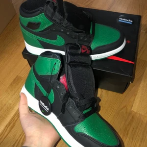 Nya Air Jordan 1 high pine green black - Säljer dessa helsnygga nya air jordan high i storlek 37.5☺️ De är köpta från restocks och därav 100% äkta, box följer med.  Säljer eftersom de tyvärr inte passar. Pris: 3000