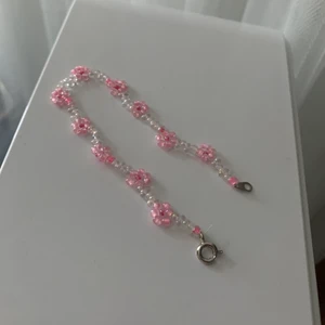 Armband - Sött armband med små blommor på, köpt i Italien och är handgjort🌸🇮🇹