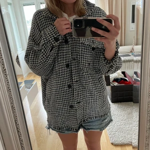 Jacka ZARA - Säljer en tunn sjukt snygg typ av jacka/kofta i tygmaterial. Passar nog vilken storlek som helst beroende på hur du vill att jackan ska sitta. 💙