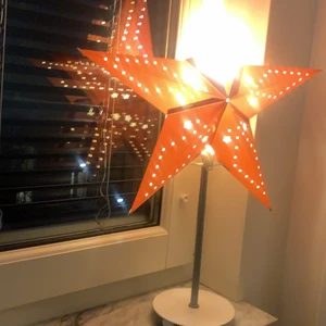 Jullampa stjärna röd - Ingen användning för det längre dock fortfarande gulligt att ha det i sitt rum vid fönstret. Bra pris och fungerar fortfarande som ny. Köpt för 6-7 månader sen.