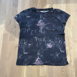Lindex t-shirt 134-140 - Säljer denna t-shirt ifrån Lindex, säljer efter som den inte kommer till användning, använd 2-3 gånger.