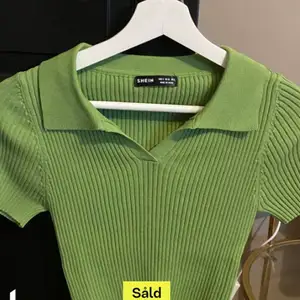 Jag letar efter denna tröja i samma färg som på bilden vill ni sälja så skriv:)