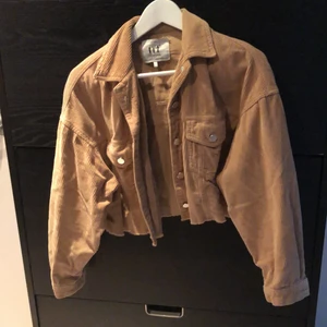 Croppad Manchester Jacka - En kort Manchester jacka från Zara, storlek xs. Bra skick (använd ett fåtal gånger) silverknappar på fickor och i armen.